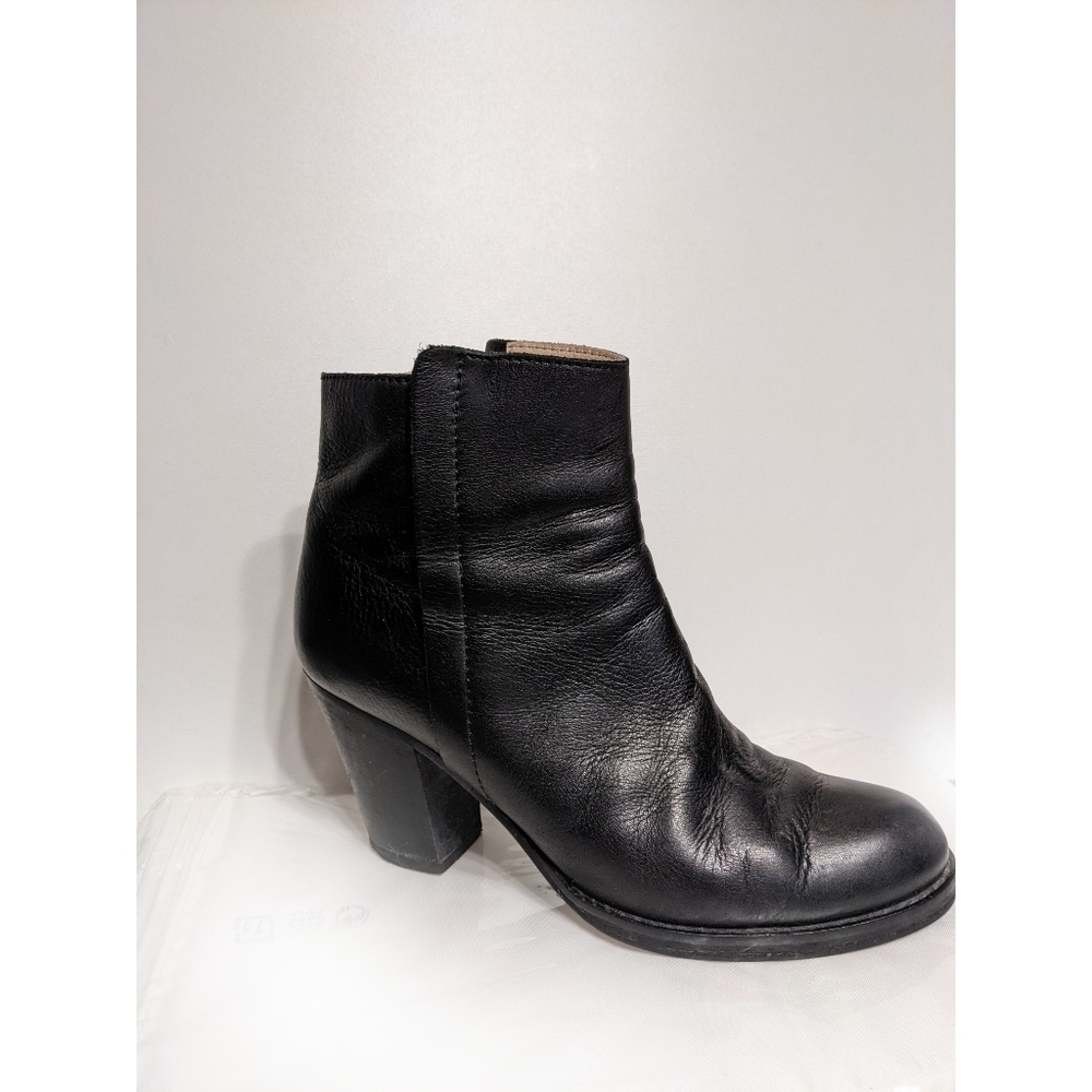 Escada Sport | Heeled Leather Ankle Bootie